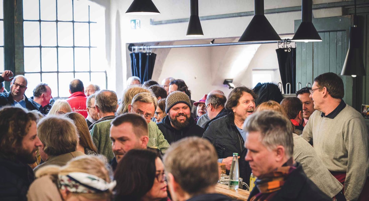 Menschen treffen sich in der Rostscheune Bamberg